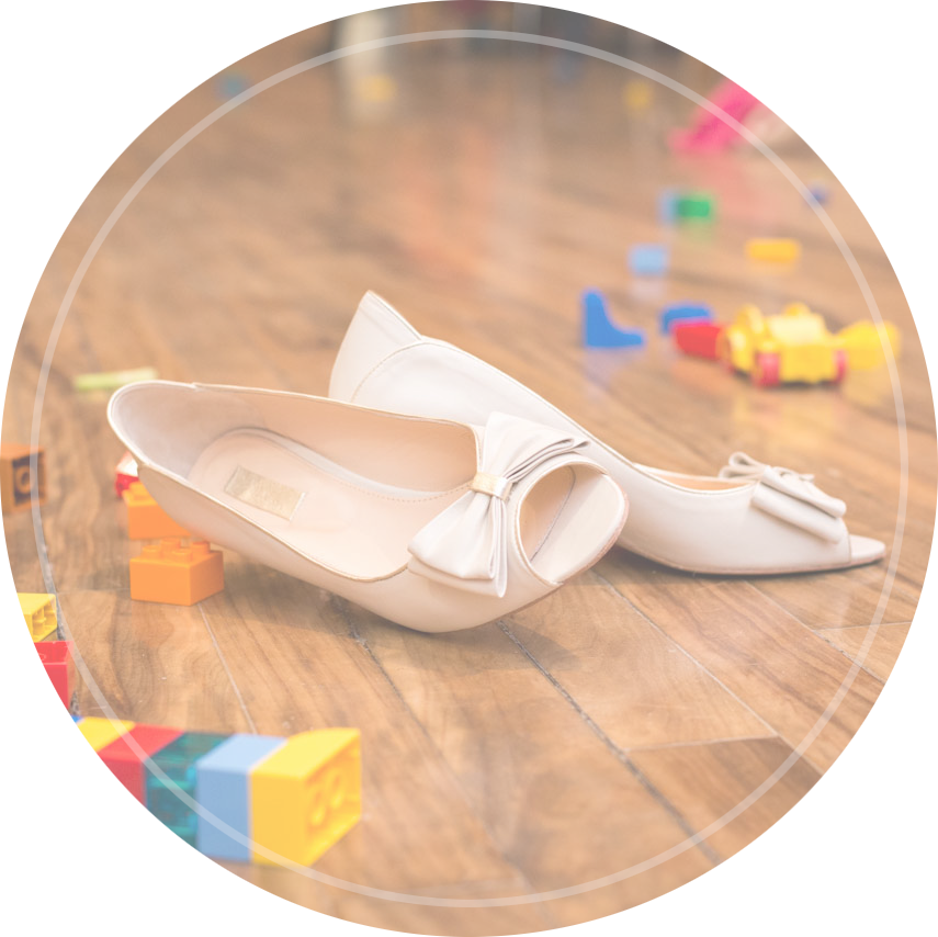 chaussures de mariée au sol entourées de briques lego en vrac