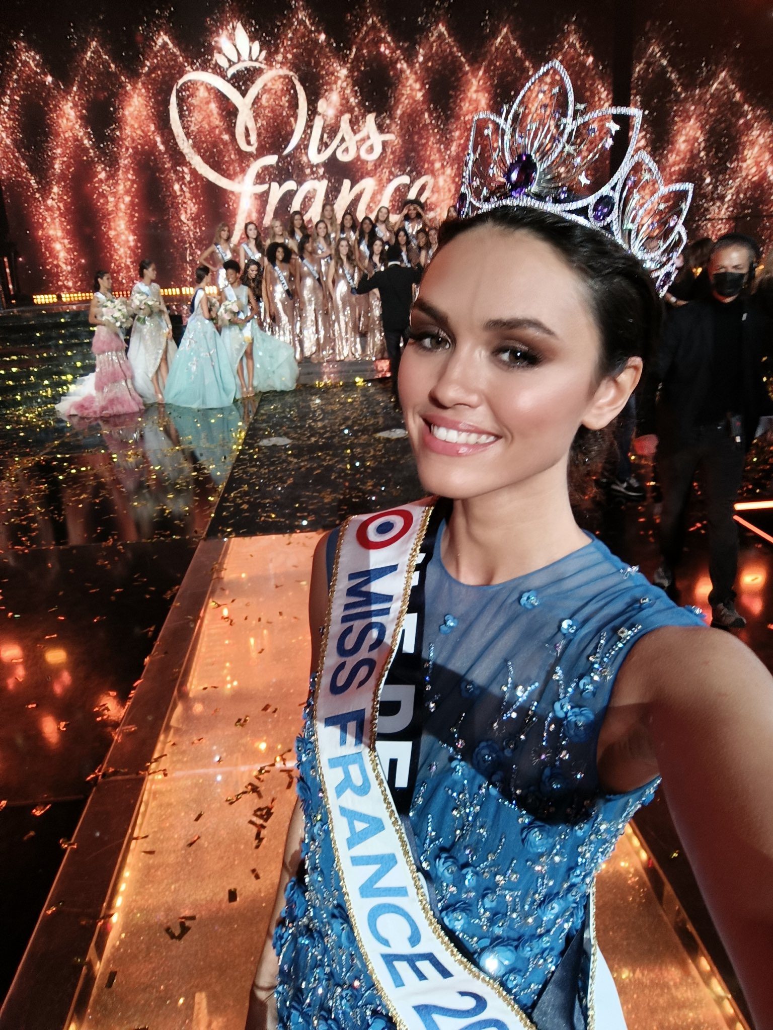 MF2022-selfie-miss